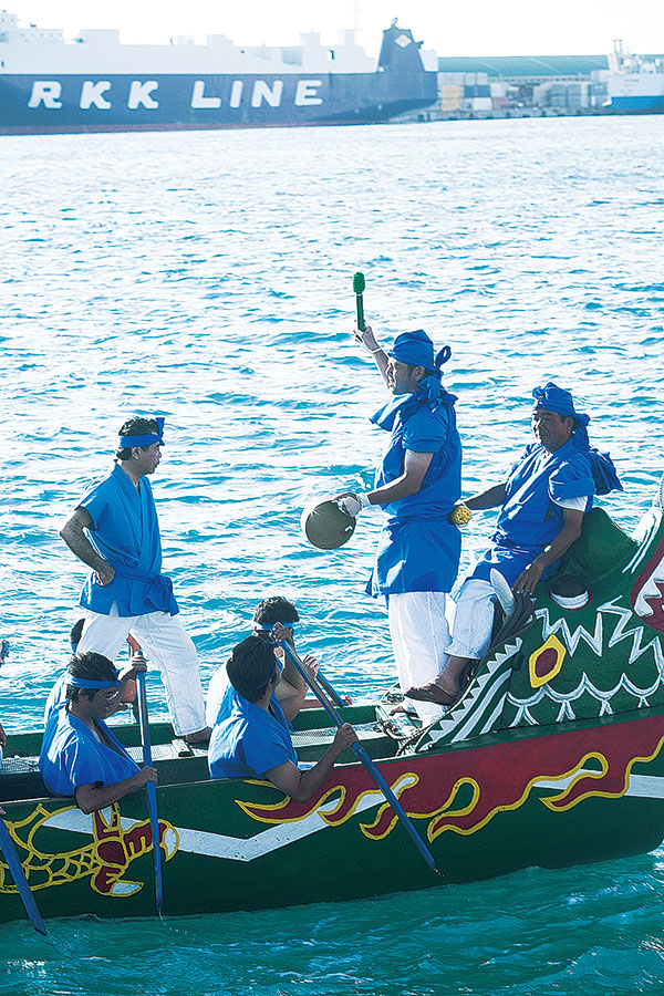 Haarii — dragon boat races/Okinawa Island Guide